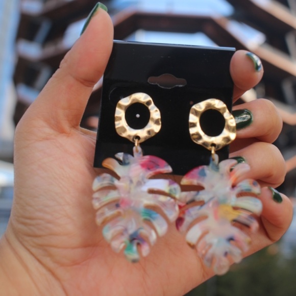 New leaf acrylic dangle gold acrylic earrings - Picture 4 of 7